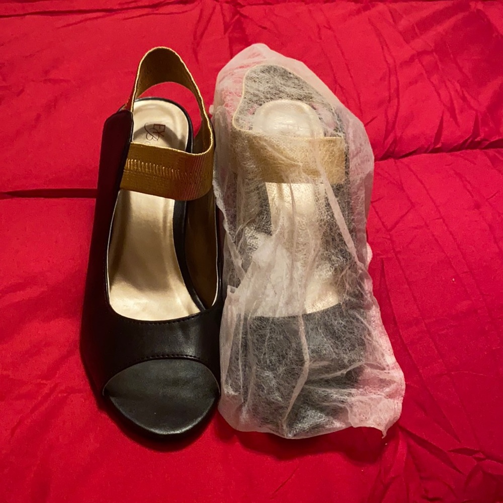 Black and gold pumps